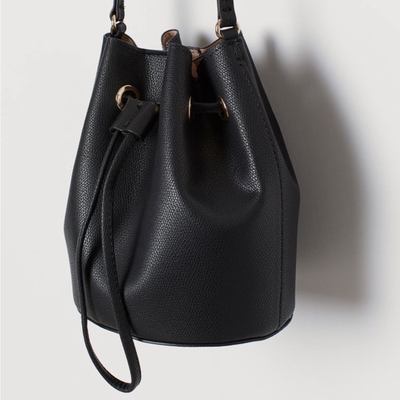 Minimalist Black Bucket Crossbody bag - Picture 1 of 4